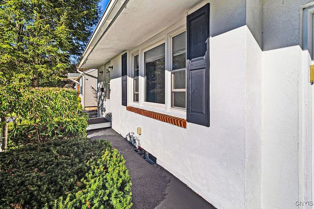 21 Hara Cres, New Hartford, NY 13413