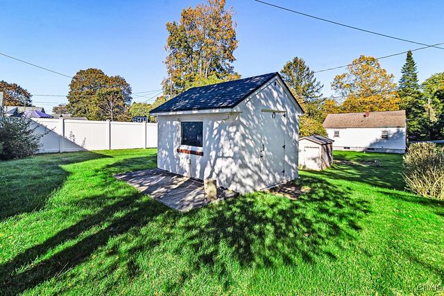 21 Hara Cres, New Hartford, NY 13413