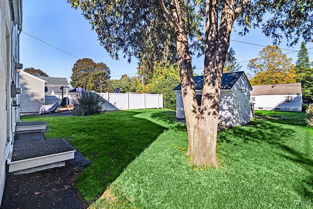 21 Hara Cres, New Hartford, NY 13413