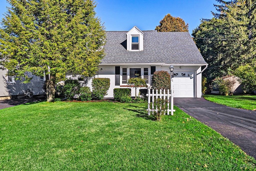 21 Hara Cres, New Hartford, NY 13413