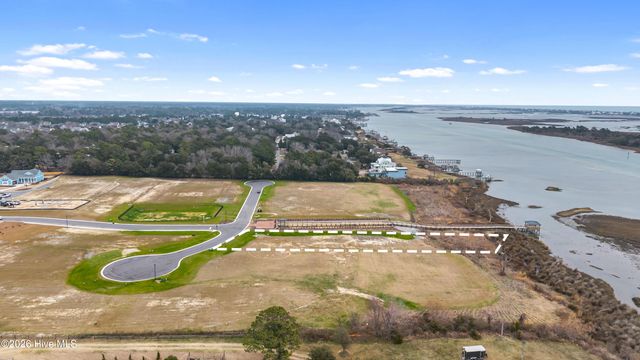 106 S Glimmering Glass Lane, Hampstead, NC 28443