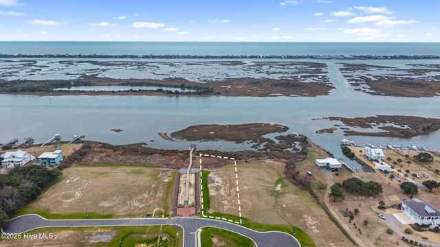 106 S Glimmering Glass Lane, Hampstead, NC 28443