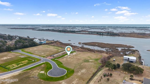 106 S Glimmering Glass Lane, Hampstead, NC 28443