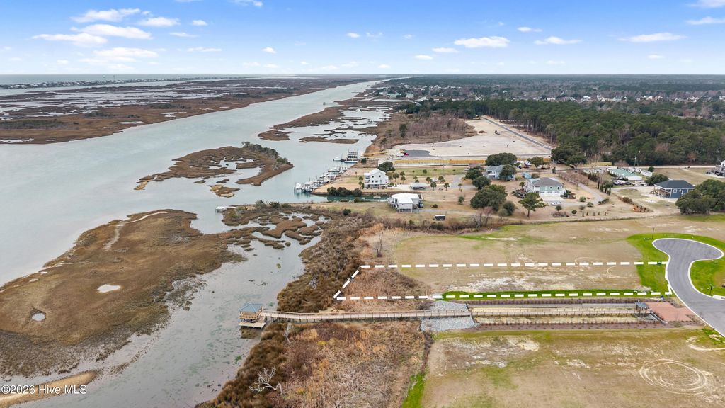 106 S Glimmering Glass Lane, Hampstead, NC 28443