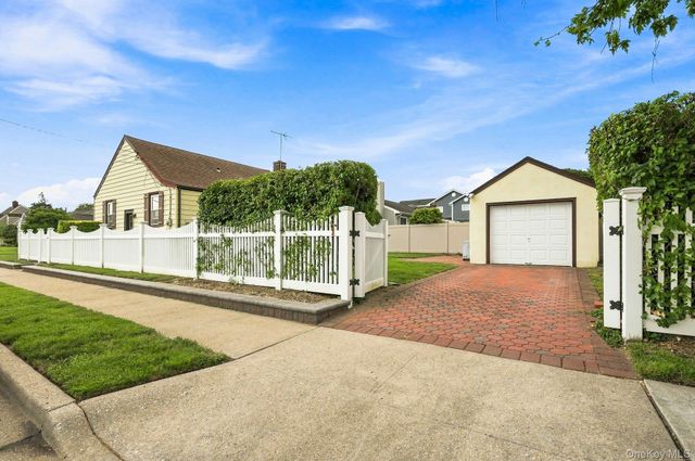 39 Emma Street, Bethpage, NY 11714