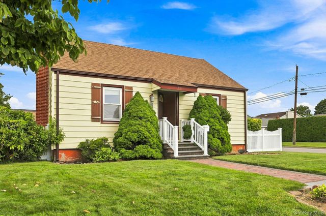 39 Emma Street, Bethpage, NY 11714