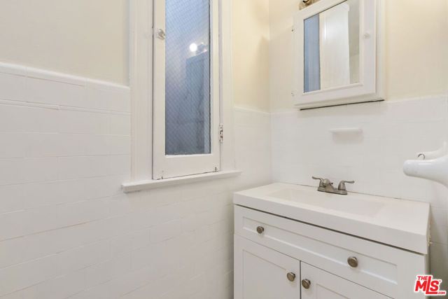 2121 James M Wood Boulevard 415, Los Angeles, CA 90006