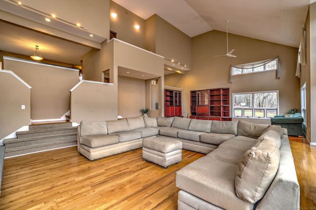 170 Calamus Meadow Road, Hamden, CT 06514