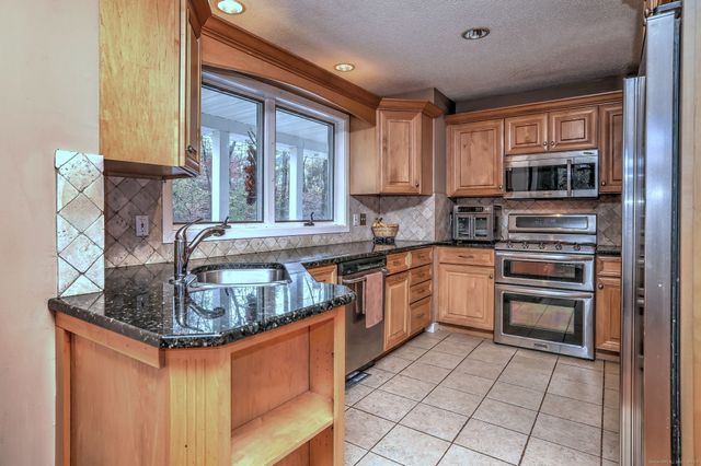 170 Calamus Meadow Road, Hamden, CT 06514