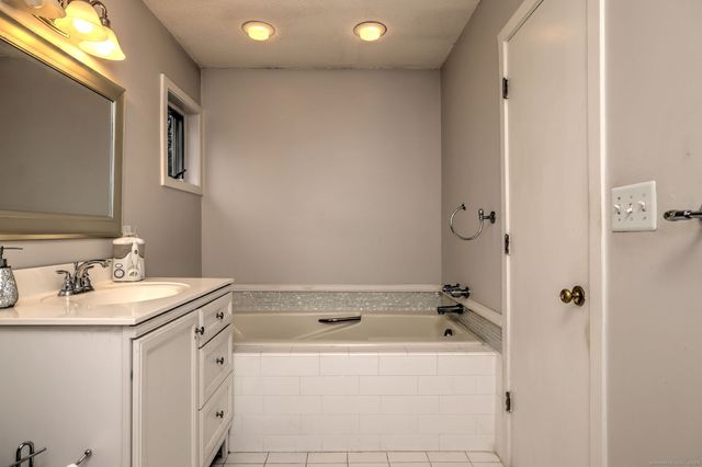 170 Calamus Meadow Road, Hamden, CT 06514