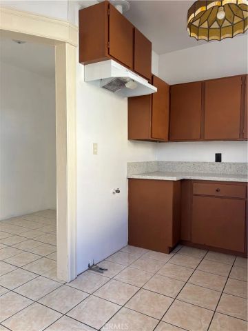 6522 Estrella, Los Angeles, CA 90044