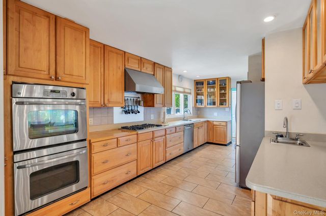 729 Ent Avenue, Westhampton, NY 11978