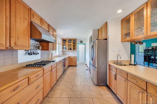 729 Ent Avenue, Westhampton, NY 11978