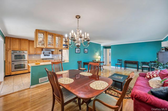 729 Ent Avenue, Westhampton, NY 11978