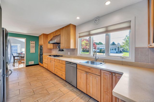 729 Ent Avenue, Westhampton, NY 11978
