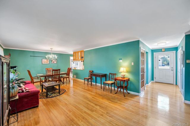 729 Ent Avenue, Westhampton, NY 11978