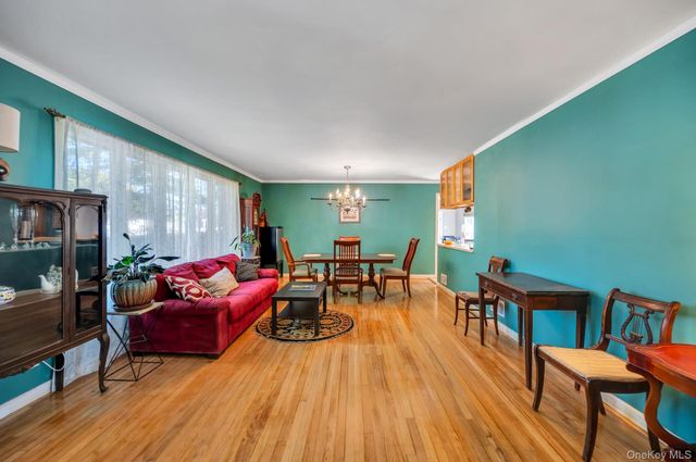 729 Ent Avenue, Westhampton, NY 11978