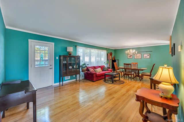 729 Ent Avenue, Westhampton, NY 11978