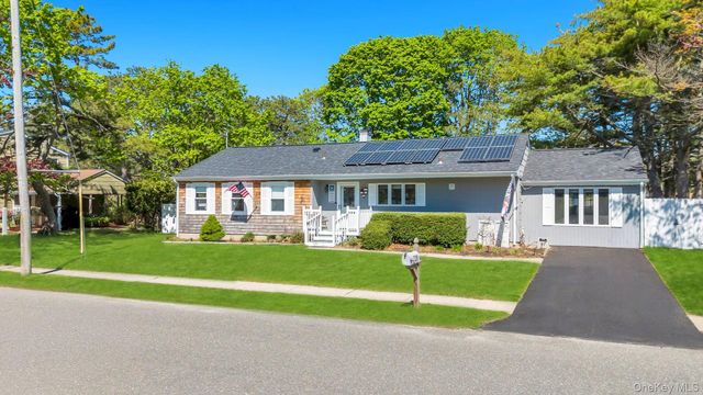 729 Ent Avenue, Westhampton, NY 11978