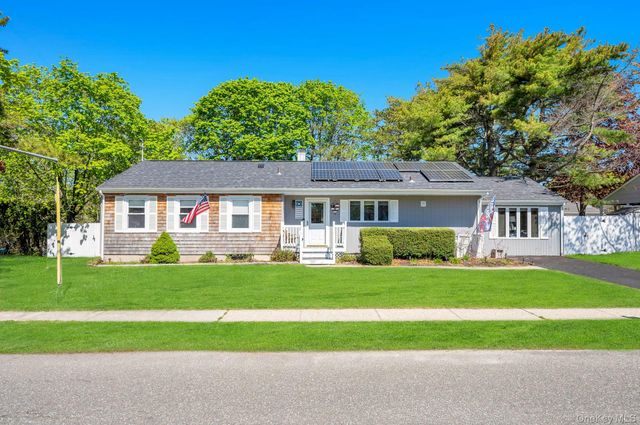 729 Ent Avenue, Westhampton, NY 11978