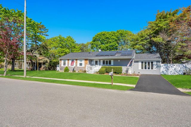729 Ent Avenue, Westhampton, NY 11978