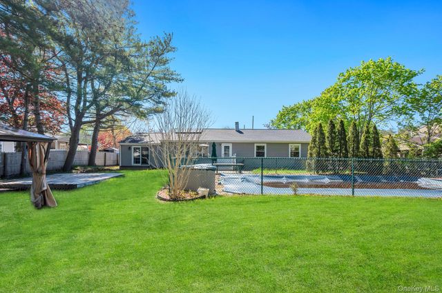 729 Ent Avenue, Westhampton, NY 11978