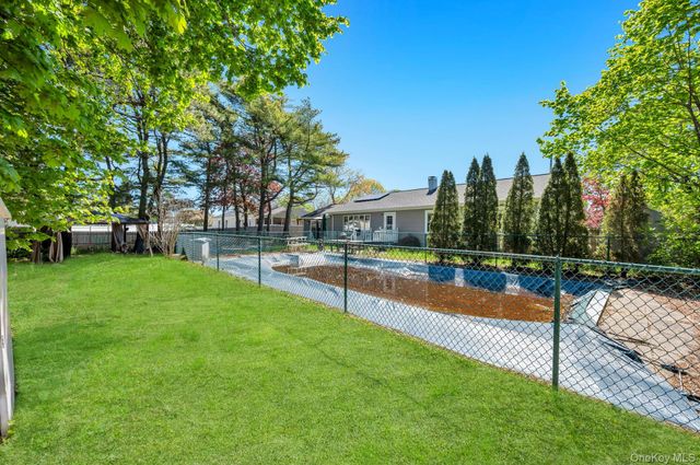 729 Ent Avenue, Westhampton, NY 11978