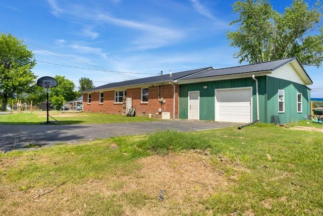 1001 S College St, Smithville, TN 37166