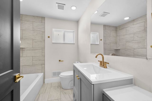 2051 Avondale Street, Sylvan Lake, MI 48320