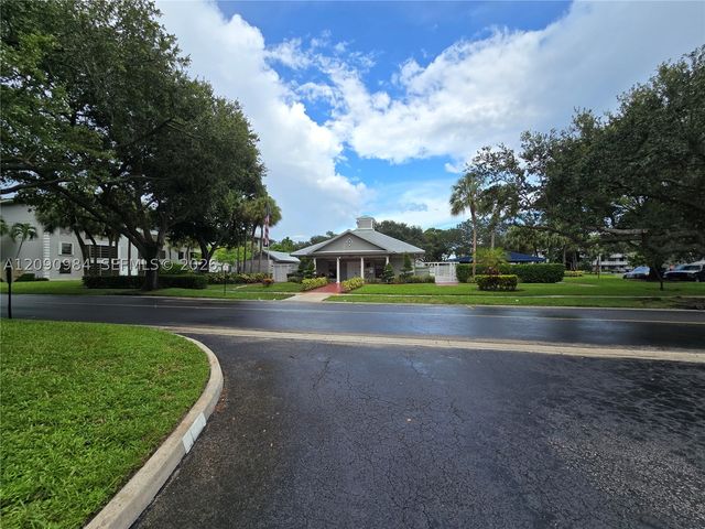 1526 Whitehall Dr 304, Davie, FL 33324