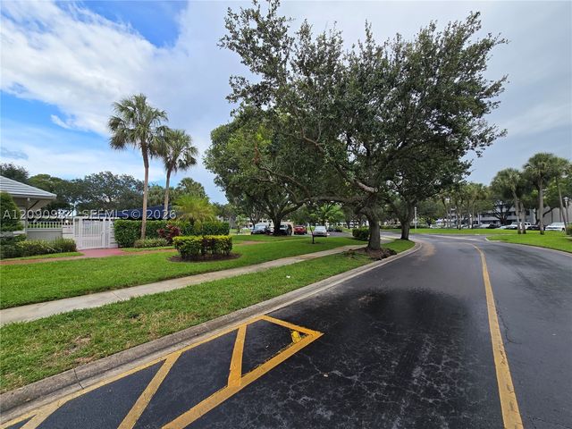 1526 Whitehall Dr 304, Davie, FL 33324