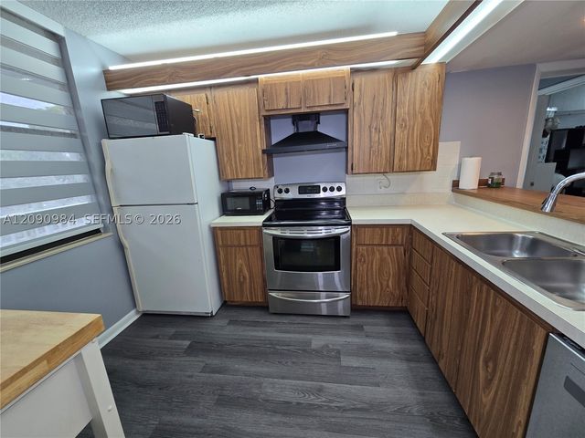 1526 Whitehall Dr 304, Davie, FL 33324