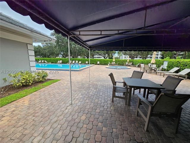 1526 Whitehall Dr 304, Davie, FL 33324