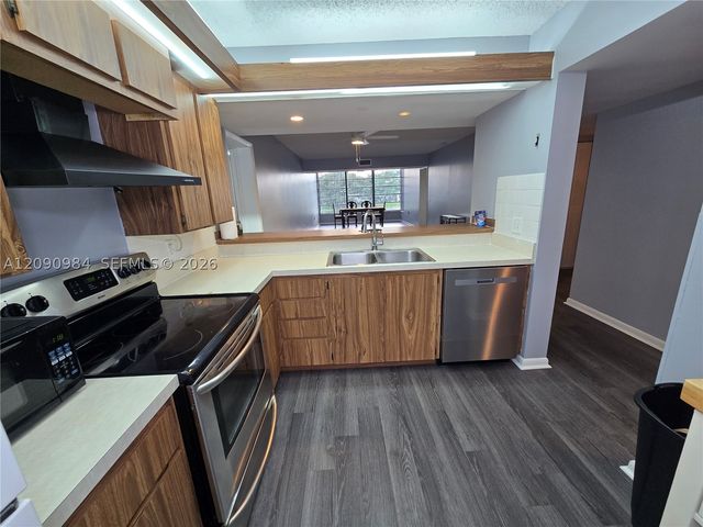 1526 Whitehall Dr 304, Davie, FL 33324