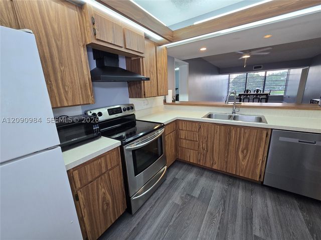1526 Whitehall Dr 304, Davie, FL 33324