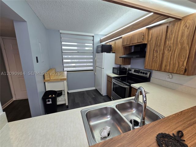 1526 Whitehall Dr 304, Davie, FL 33324