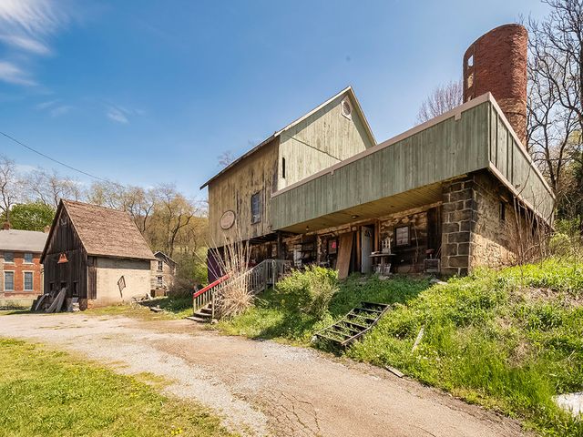 333 Perry HIGHWAY, Lancaster Twp, PA 16037