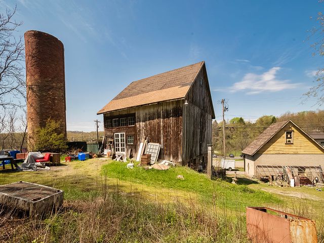 333 Perry HIGHWAY, Lancaster Twp, PA 16037