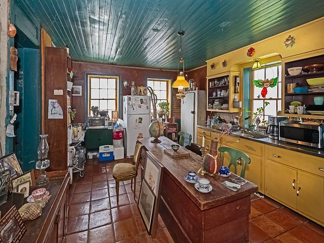 333 Perry HIGHWAY, Lancaster Twp, PA 16037