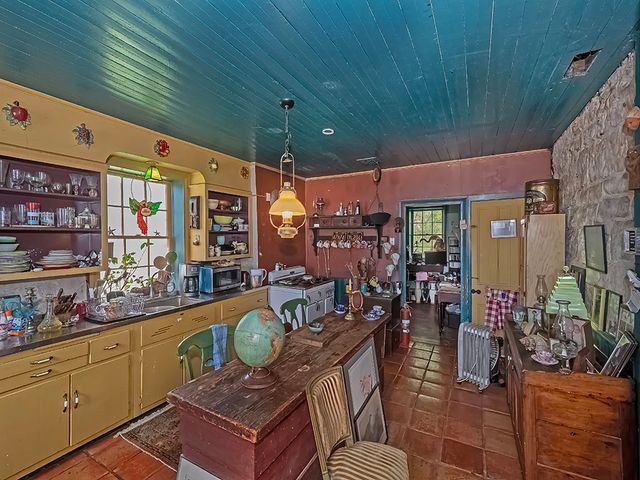333 Perry HIGHWAY, Lancaster Twp, PA 16037