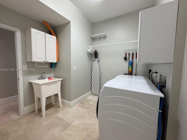 13805 SW 41st St, Davie, FL 33330