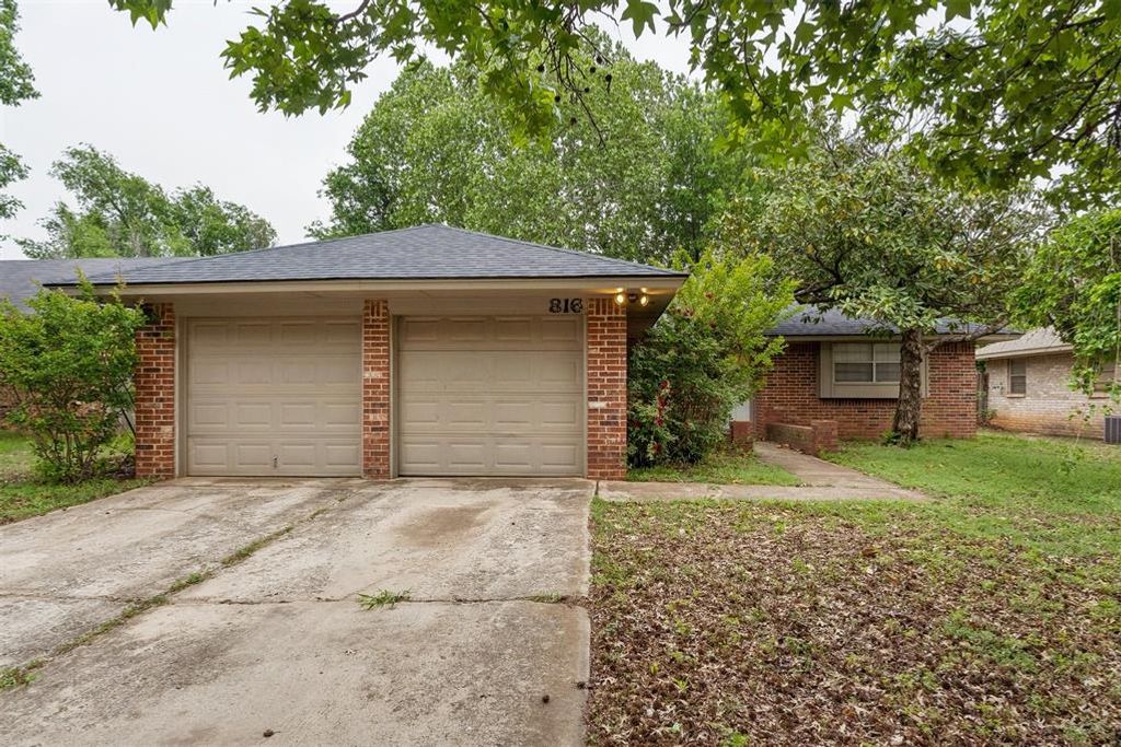 Image 1 of property listing at 816 Jupiter Road, Edmond, OK 73003