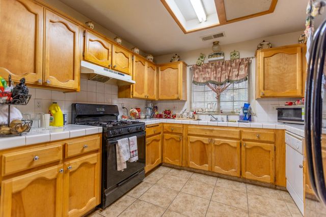 917 E Fresno Street, Avenal, CA 93204