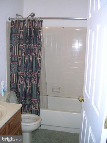 4 E SHETLAND CT, Newark, DE 19711