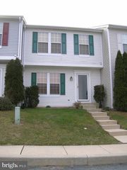 4 E SHETLAND CT, Newark, DE 19711