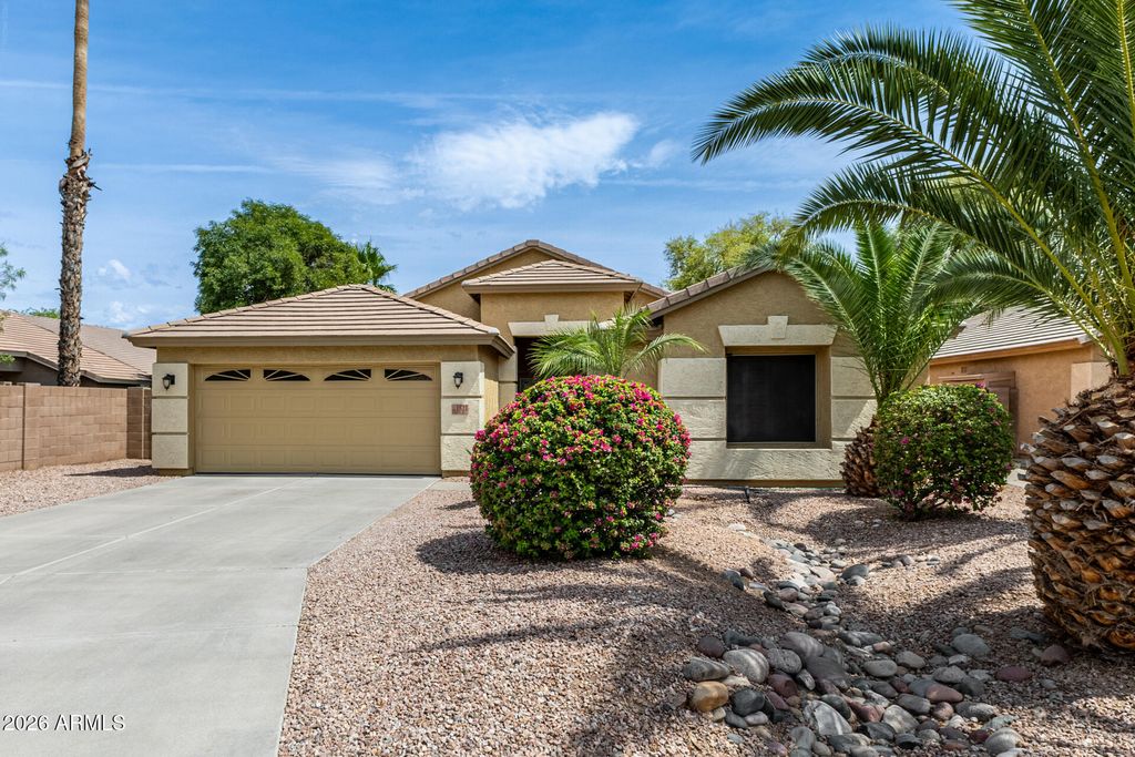 Image 2 of property listing at 1521 S VELERO Place, Chandler, AZ 85286