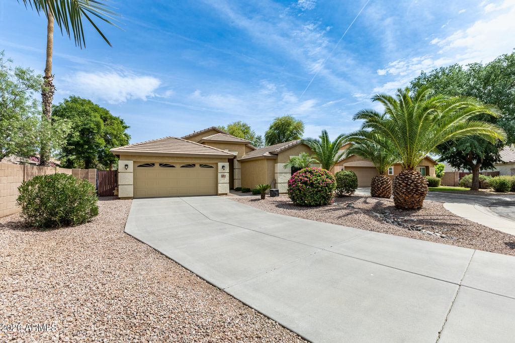 Image 3 of property listing at 1521 S VELERO Place, Chandler, AZ 85286