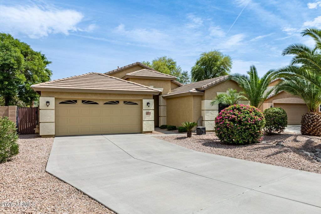 Image 4 of property listing at 1521 S VELERO Place, Chandler, AZ 85286