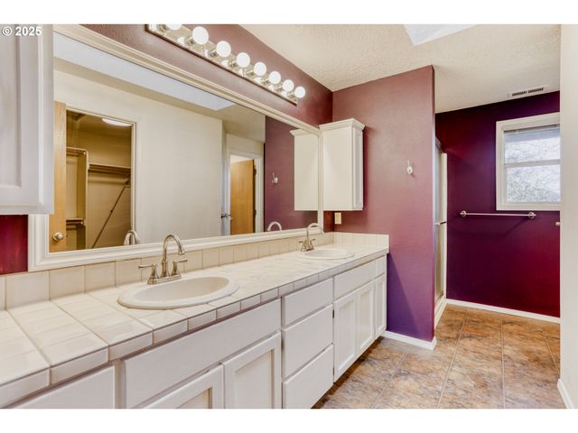 1811 Ne 56TH Ave, Hillsboro, OR 97124