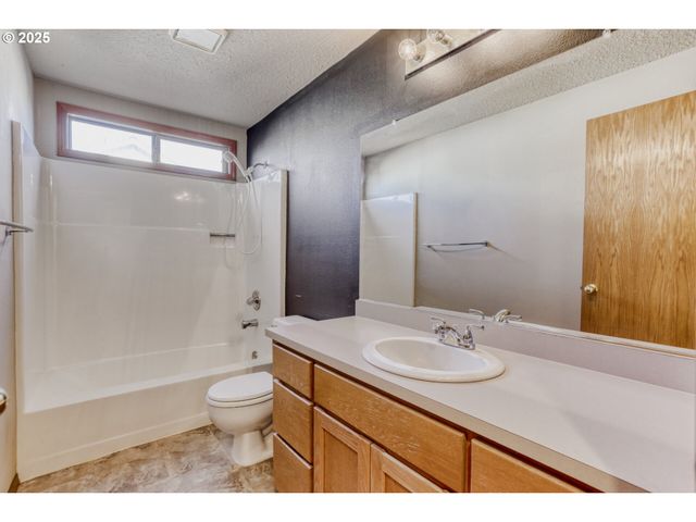 1811 Ne 56TH Ave, Hillsboro, OR 97124